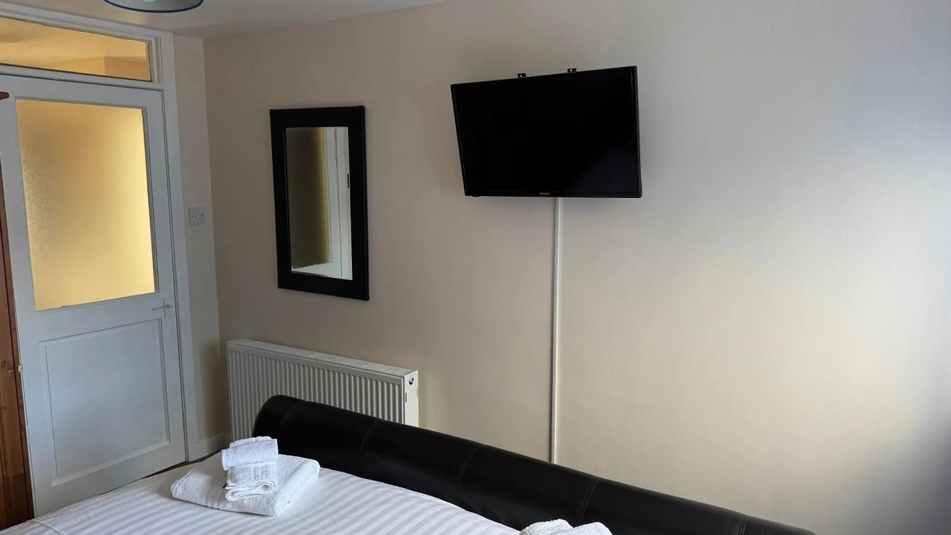 It Is A Spacious And Beautiful Home Edinburgh 0*,